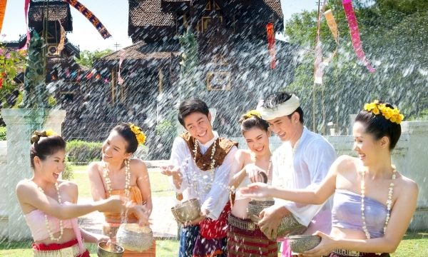 Thái Lan nói không với sexy trong lễ hội té nước